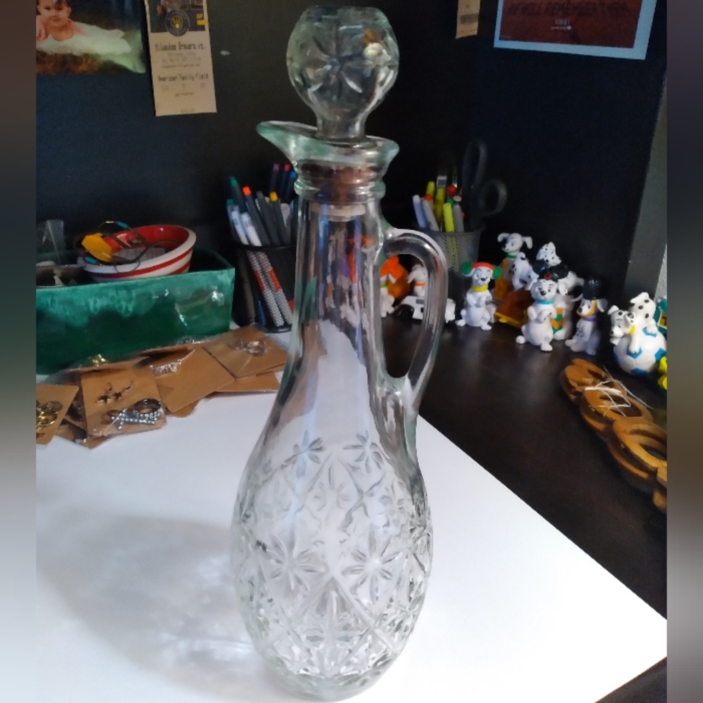 GLASS DECANTER WITH STOPPER